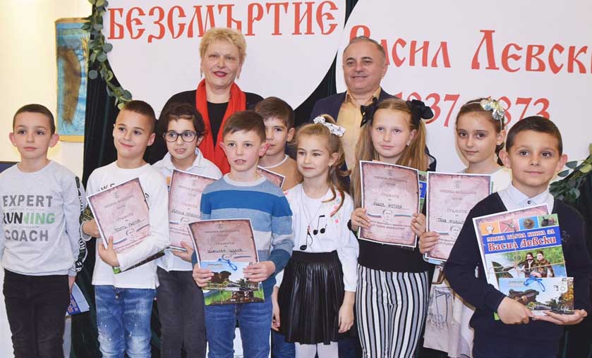 Кметът Атанас Стоянов награди талантливите творци на Сандански!
