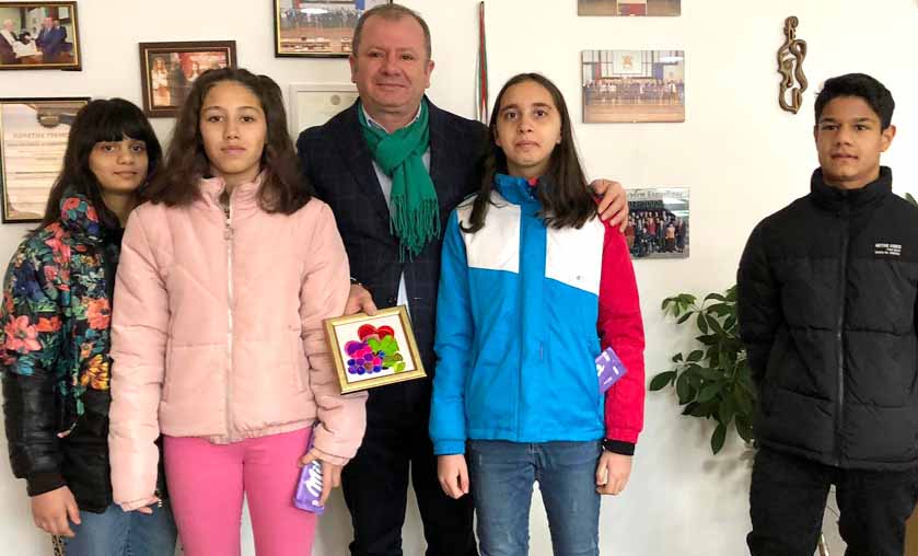 Председателят на Общински съвет Благоевград, Радослав Тасков, бе приятно изненадан с подарък, изработен от децата в Център за настаняване от семеен тип „Света Богородица“