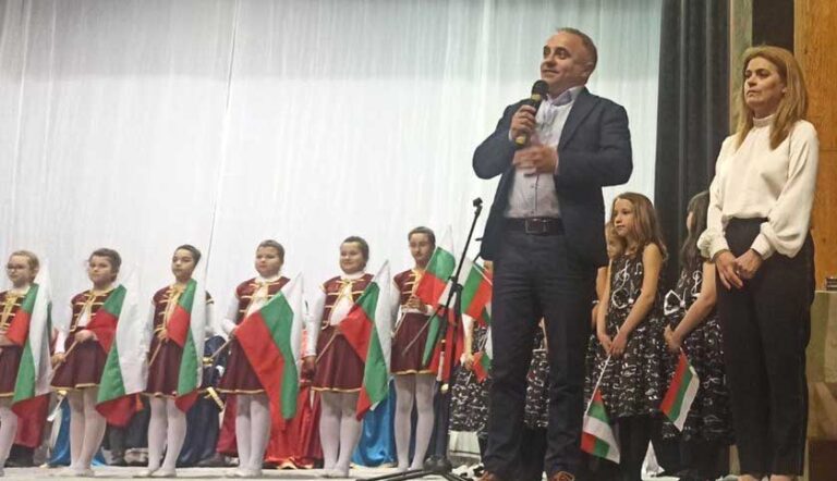 Спектакъл - Да прославим имената