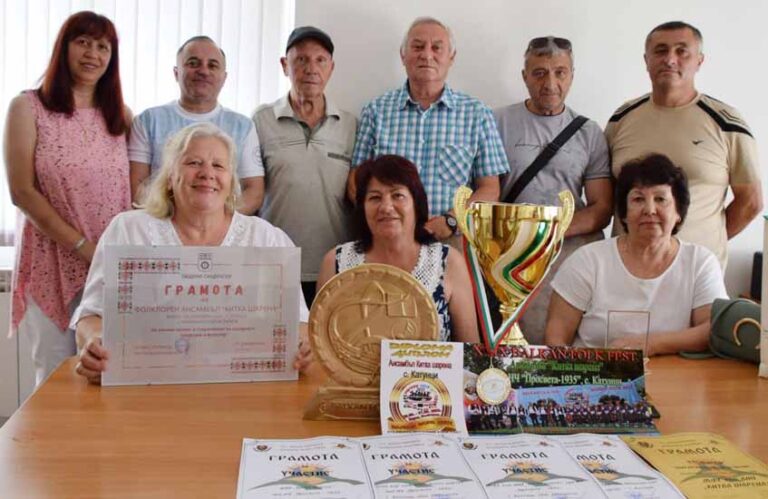 Ансамбъл за народни песни Китка шарена, с. Катунци с множество награди от фестивали и участия!