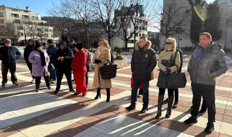 15 уволнени от общината Благоевград се събраха на протест срещу кмета Байкушев