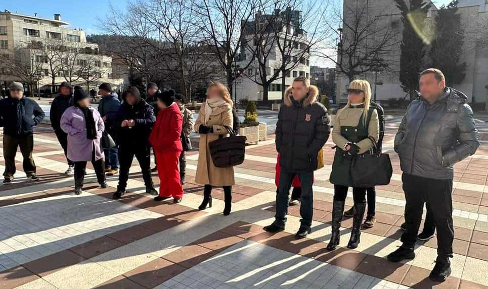 15 уволнени от общината Благоевград се събраха на протест срещу кмета Байкушев