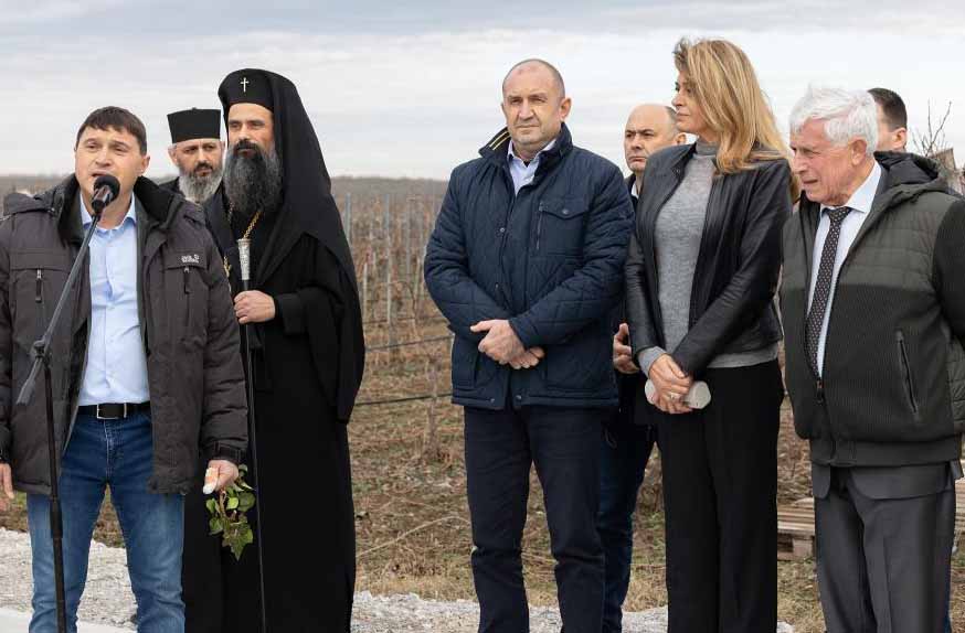 Президентът Радев - Както лозята се отглеждат трудно и буренясват без грижа за тях, така справедливостта и демокрацията изискват нашите ежедневни непримиримост и усилия