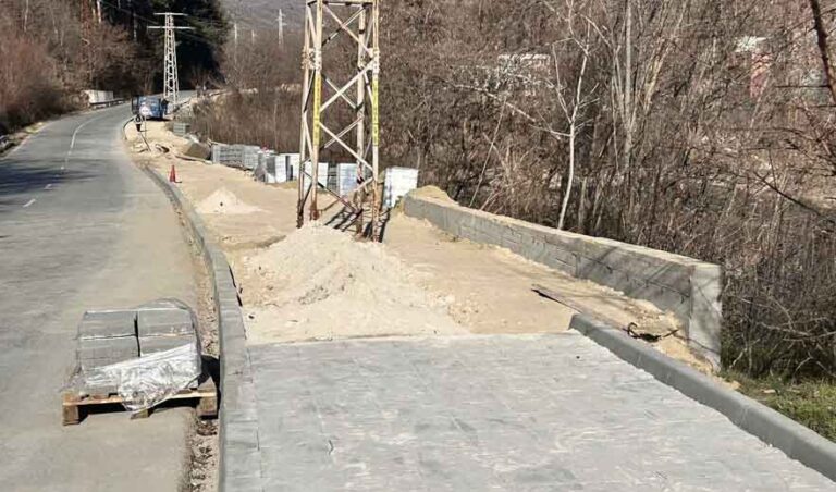 Започна изграждането на новата тротоарна пешеходна алея