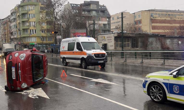 Пътен инцидент в Благоевград завърши с преобърнат автомобил