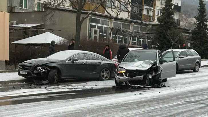 Катастрофа между два автомобила