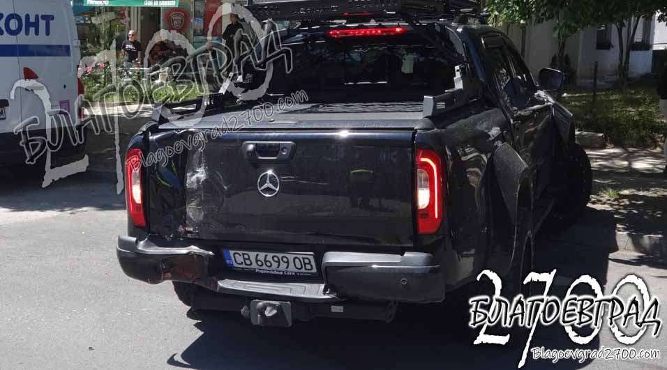 Сблъсък между автобус и луксозен пикап в Благоевград