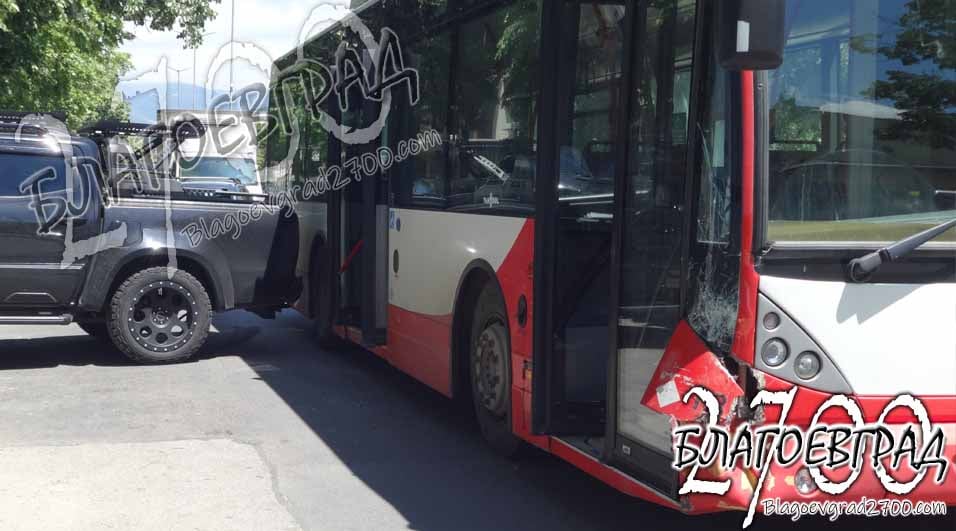 Сблъсък между автобус и луксозен пикап в Благоевград