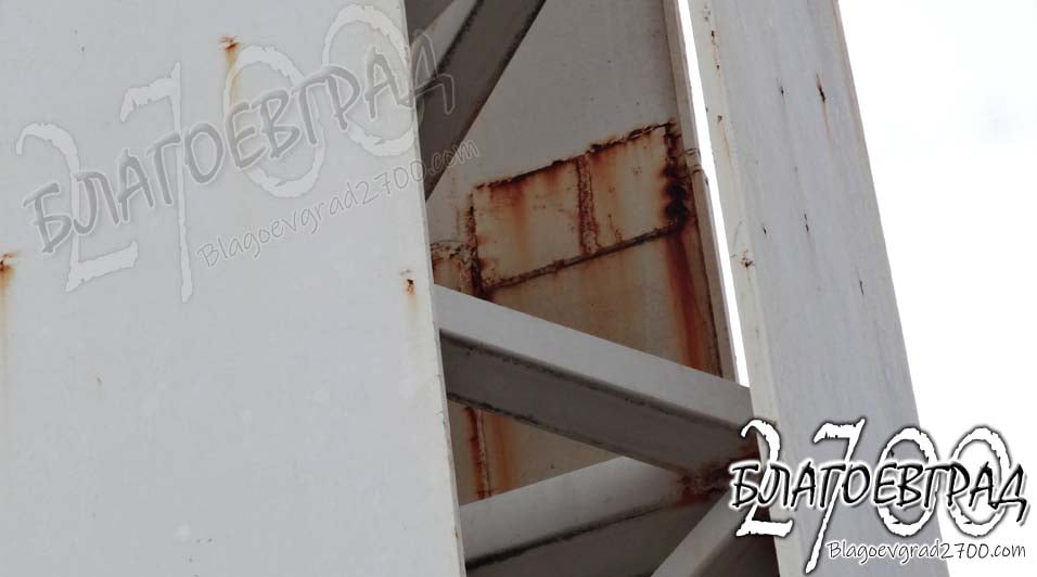 Скандално бездействие на Община Благоевград: eмблематичният 33-метров кръст над Благоевград ръждясва и се руши