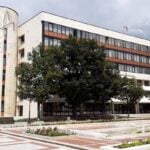 Чутовна наглост: служители на Община Благоевград паркират върху тротоари, пешеходни пътеки и инвалидни места, погазвайки закона