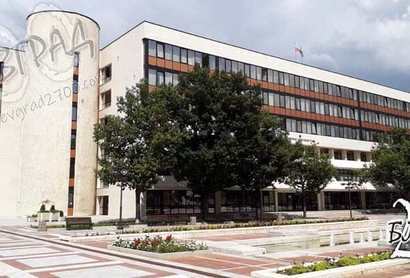 Чутовна наглост: служители на Община Благоевград паркират върху тротоари, пешеходни пътеки и инвалидни места, погазвайки закона