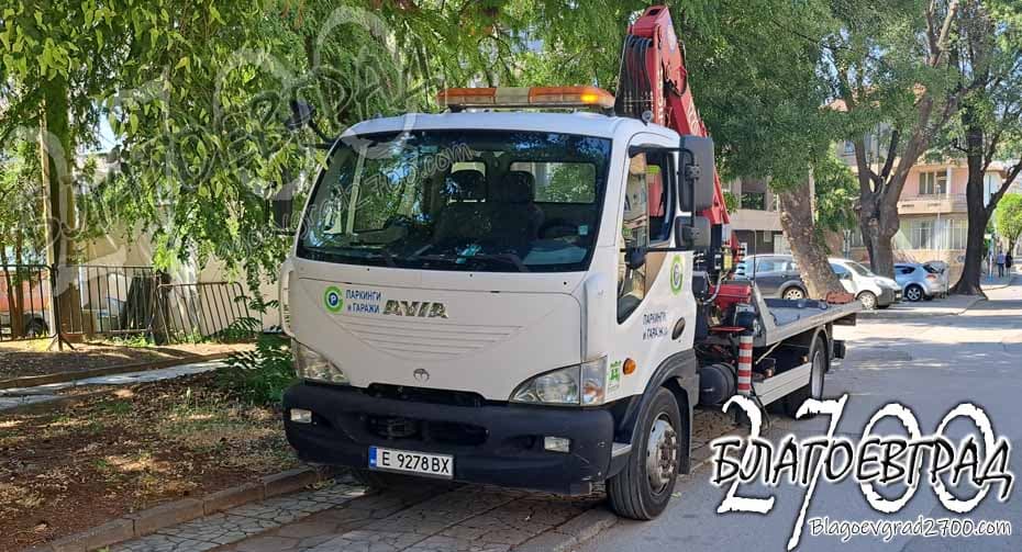 Чутовна наглост: служители на Община Благоевград паркират върху тротоари, пешеходни пътеки и инвалидни места, погазвайки закона