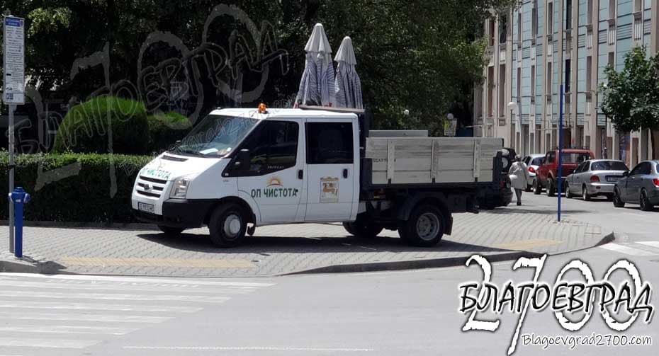 Чутовна наглост: служители на Община Благоевград паркират върху тротоари, пешеходни пътеки и инвалидни места, погазвайки закона