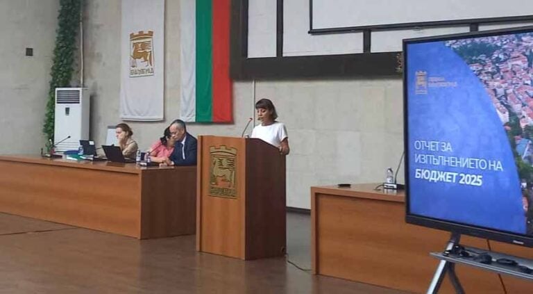 Публичен отчет пред празна зала: Когато самохвалството се разминава с реалността в Благоевград